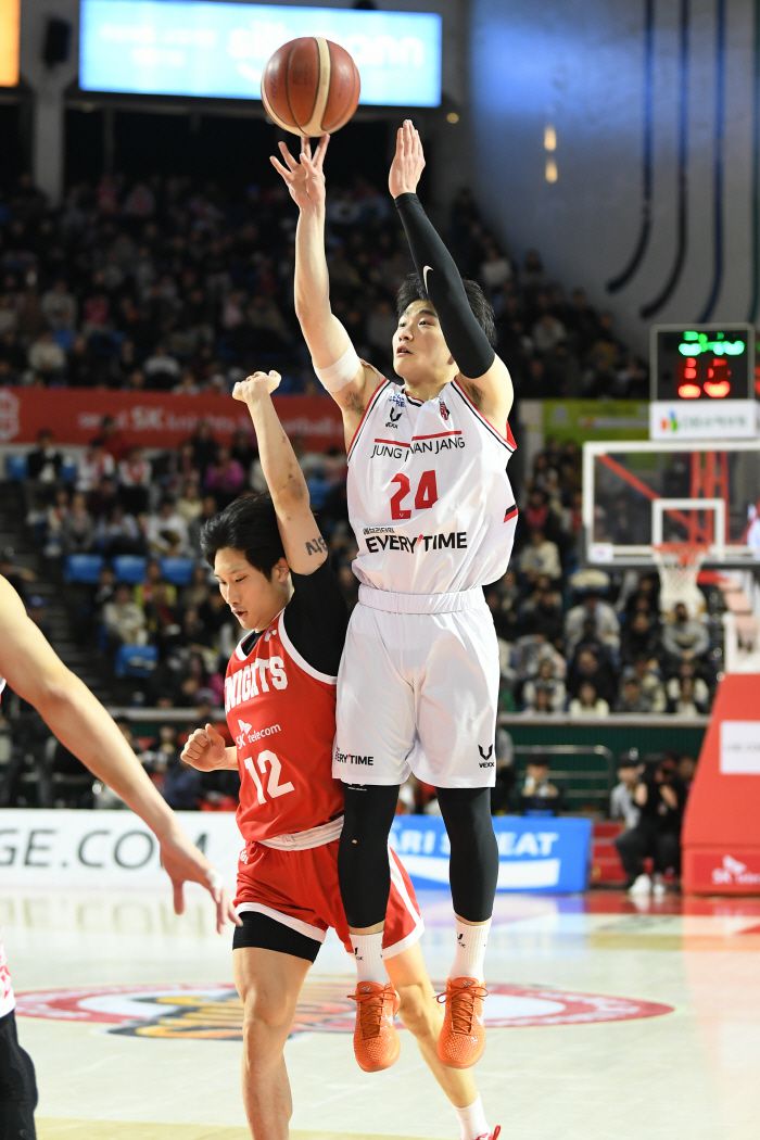 1일 잠실학생체육관에서 열린 서울 SK과 안양 정관장전에서 데뷔전을 가진 정관장의 특급 신예 문유현이 점프슛을 날리고 있다. 사진제공=KBL