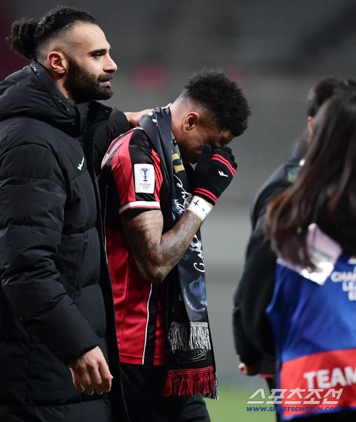 팬들과 작별 인사 도중 눈물 흘리는 린가드.상암=송정헌 기자songs@sportschosun.com/2025.12.10/