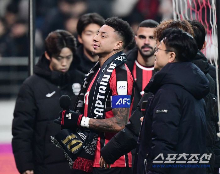 10일 오후 서울월드컵경기장에서 아시아챔피언스리그 엘리트(ACLE) 리그 6차전 FC서울과 멜버른시티FC의 경기가 열렸다. FC서울과 멜버른이 1-1 무승부를 기록했다. 경기 종료 후 FC서울 제시 린가드 환송행사가 열렸다. 팬들에게 인사를 건네는 린가드. 상암=송정헌 기자songs@sportschosun.com/2025.12.10/