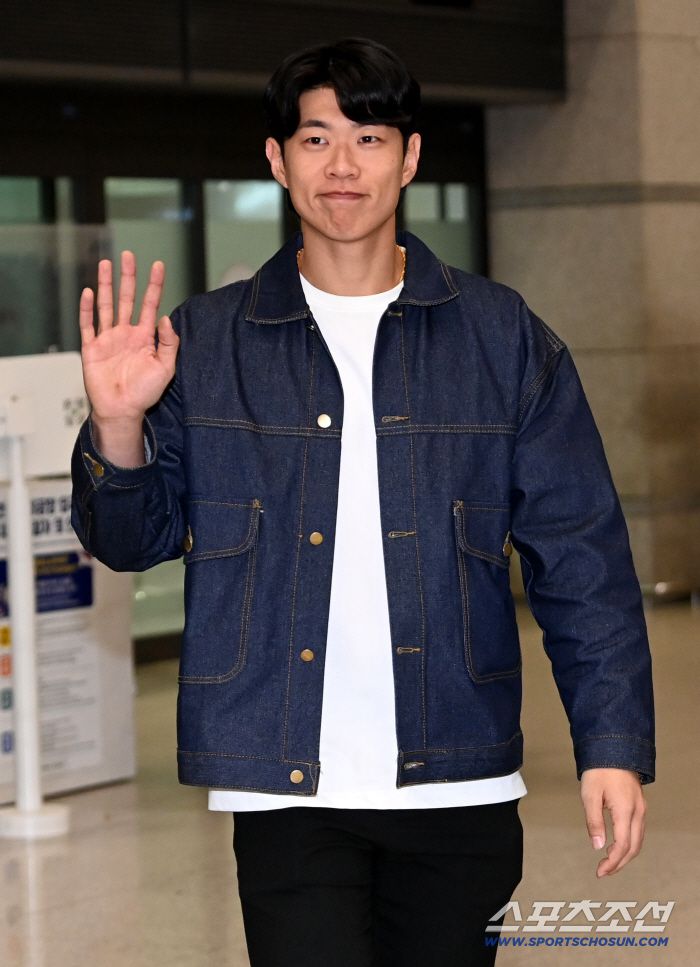 메이저리그 샌디에이고 파드리스와 입단 계약을 맺은 송성문이 23일 인천국제공항을 통해 귀국한 뒤 손인사를 하고 있다. 인천공항=허상욱 기자wook@sportschosun.com/2025.12.23/