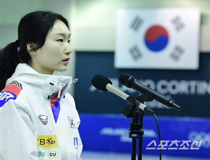 2026년 신년을 맞아 충북 진천 국가대표선수촌 훈련을 공개했다. 인터뷰하고 있는 밀라노코르티나 동계올림픽 쇼트트랙 대표팀 최민정. 진천=송정헌 기자songs@sportschosun.com/2025.12.23/