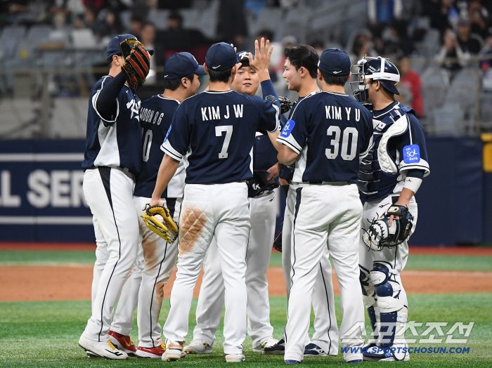 9일 서울 고척스카이돔에서 열린 한국과 체코의 야구대표팀 평가전에서 한국이 11대1로 승리했다. 하이파이브하는 선수들의 모습. 고척=정재근 기자 cjg@sportschosun.com/2025.11.9/