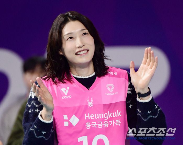 24일 인천 삼산월드체육관에서 열린 V리그 여자부 흥국생명과 IBK기업은행의 경기. 김연경이 시구 행사를 펼쳤다. 팬들에게 인사를 하고 있는 김연경. 인천=송정헌 기자songs@sportschosun.com/2025.12.24/