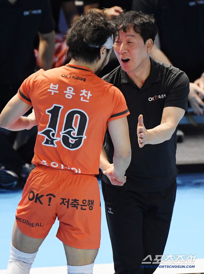 21일 인천 계양체육관에서 열린 V리그 대한항공-OK저축은행전. OK저축은행 신영철 감독이 부용찬을 격려하고 있다. 인천=정재근 기자 cjg@sportschosun.com/2025.11.21/