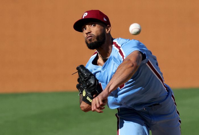 Oct 9, 2025; Los Angeles, California, USA; Philadelphia Phillies pitcher Cristopher Sanchez (61) throws in the second inning against the Los Angeles Dodgers during game four of the NLDS round for the 2025 MLB playoffs at Dodger Stadium. Mandatory Credit: Kiyoshi Mio-Imagn Images        <저작권자(c) 연합뉴스, 무단 전재-재배포, AI 학습 및 활용 금지>