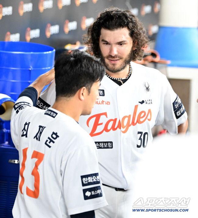 3일 대전 한화생명볼파크에서 열린 NC와 한화의 경기, 6회초 한화 폰세가 이닝을 끝낸 후 최재훈과 이야기를 하고 있다.  대전=허상욱 기자wook@sportschosun.com/2025.09.03/