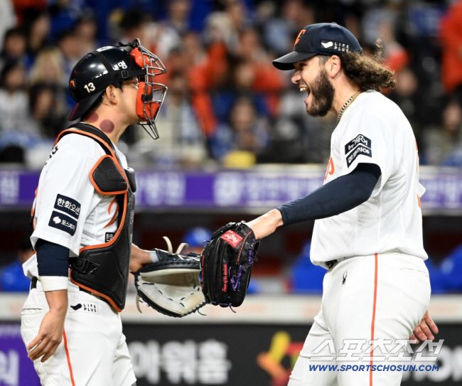 24일 대전 한화생명볼파크에서 열린 PO 5차전 삼성과 한화의 경기, 1회초 2사 만루 폰세가 김태훈을 스트라이크 아웃 낫아웃 처리하며 최재훈과 기뻐하고 있다. 대전=허상욱 기자wook@sportschosun.com/2025.10.24/