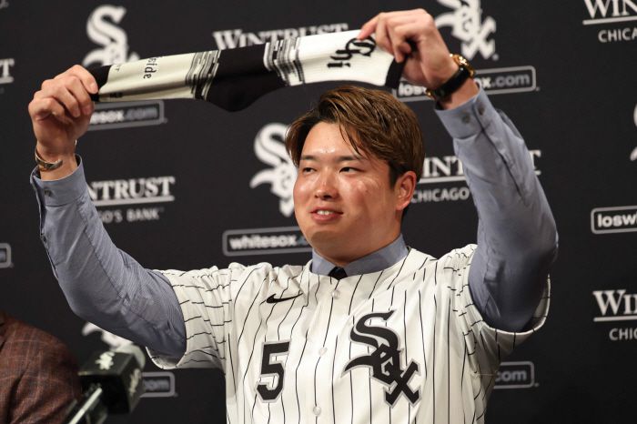 야쿠르트에서 세 차례 홈런왕에 오른 무라카미는 지난 12월 말 시카고 화이트삭스와 2년-3400만달러에 계약했다. 최대 8년-1억8000만달러 예상을 크게 밑도는 계약 조건이다. 이에 따라 야쿠르트에 돌아가는 포스팅비도 기대에 한참 못미치는 금액이 됐다. AFP연합뉴스