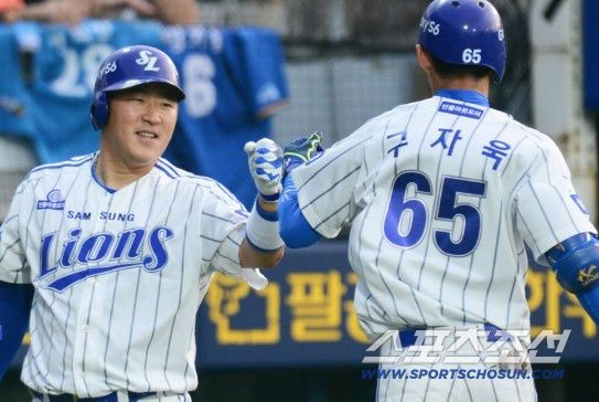 두산 베어스와 삼성 라이온스의 2015 프로야구 경기가 18일 대구구장에서 열렸다. 1회말 1사 삼성 구자욱이 중월 솔로포를 치고 들어오며 최형우의 축하를 받고 있다.   두산은 선발투수로 방어율 8.78의 김수완을 내세웠다. 삼성에서는 6승 3패 방어율 3.21의 클로이드가 선발등판했다. 대구=정재근 기자 cjg@sportschosun.com/2015.06.18/