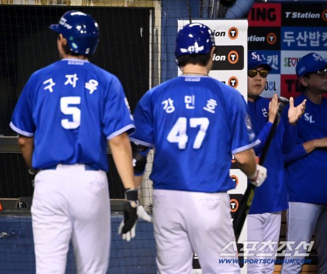 26일 잠실야구장에서 열린 삼성과 두산의 경기, 6회초 1사 만루 1타점 희생플라이를 날린 강민호와 득점에 성공한 구자욱이 박진만 감독과 기쁨을 나누고 있다. 잠실=허상욱 기자wook@sportschosun.com/2025.08.26/