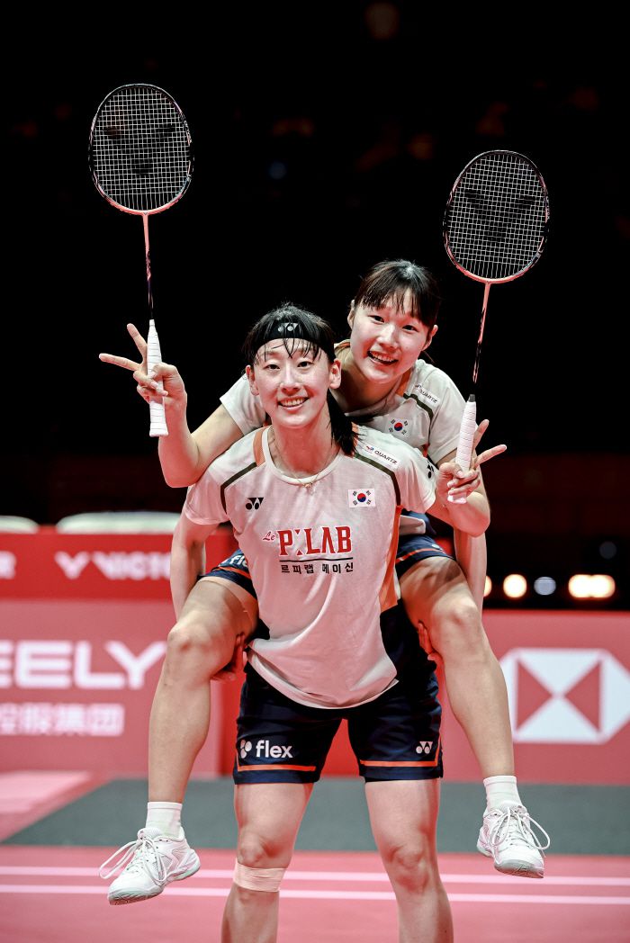 (251221) -- HANGZHOU, Dec. 21, 2025 (Xinhua) -- Baek Ha Na/Lee So Hee (front) of South Korea celebrate after winning the women's doubles final between Baek Ha Na/Lee So Hee of South Korea and Fukushima Yuki/Matsumoto Mayu of Japan at BWF World Tour Finals 2025 in Hangzhou, east China's Zhejiang Province, Dec. 21, 2025. (Xinhua/Jiang Han)<저작권자(c) 연합뉴스, 무단 전재-재배포, AI 학습 및 활용 금지>