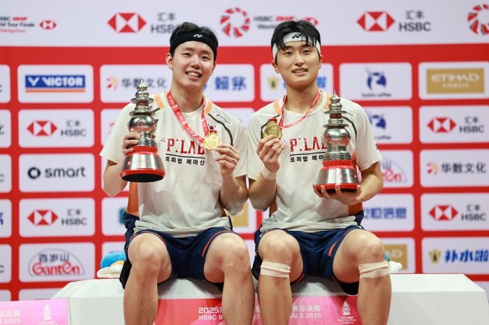 (251221) -- HANGZHOU, Dec. 21, 2025 (Xinhua) -- Kim Won Ho (R)/Seo Seung Jae of South Korea pose at the awarding ceremony after the men's doubles final match between Liang Weikeng/Wang Chang of China and Kim Won Ho/Seo Seung Jae of South Korea at BWF World Tour Finals 2025 in Hangzhou, east China's Zhejiang Province, Dec. 21, 2025. (Xinhua/Jiang Han) <저작권자(c) 연합뉴스, 무단 전재-재배포, AI 학습 및 활용 금지>