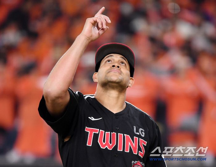 30일 대전 한화생명볼파크에서 열린 LG와 한화의 한국시리즈 4차전. 3회까지 무실점으로 호투 중인 치리노스가 세리머니를 하고 있다. 대전=정재근 기자 cjg@sportschosun.com/2025.10.30/