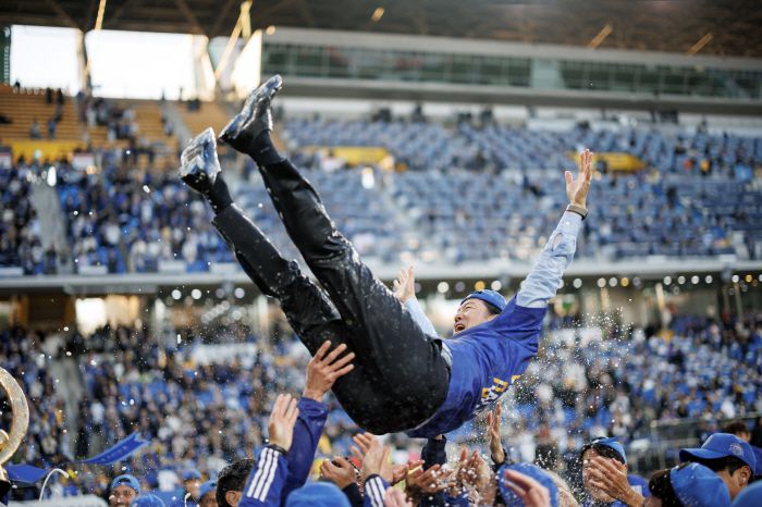 울산문수축구경기장/ K리그1/ 파이널A/ 울산HDFC vs 수원FC/ 울산 김판곤 감독/ 우승 행가레/ 우승 세레머니/ 사진 김재훈