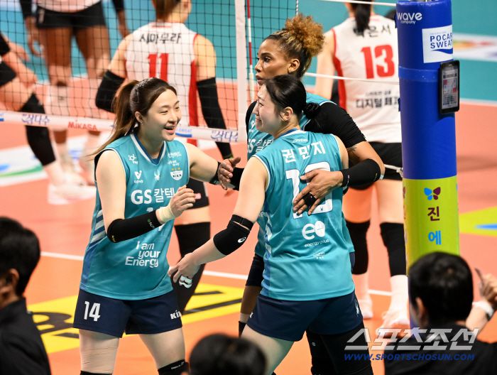 6일 장충체육관에서 열린 V리그 여자부 GS칼텍스와 페퍼저축은행의 경기. GS칼텍스가 풀세트 끝 승리했다. 승리의 기쁨을 나누는 실바와 선수들의 모습. 장충체=허상욱 기자wook@sportschosun.com/2026.01.06/