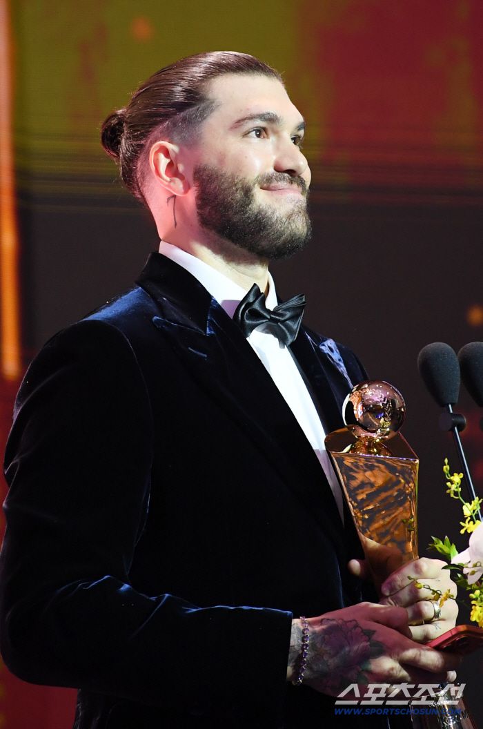 2025 KBO 시상식이 24일 서울 송파구 롯데호텔월드에서 열렸다. KBO MVP 한화 폰세가 수상 소감을 말하고 있다. 박재만 기자 pjm@sportschosun.com/2025.11.24/