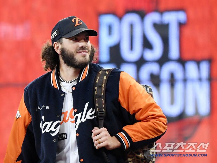 29일 대전 한화생명볼파크에서 열린 LG와 한화의 한국시리즈 3차전. 선발투수 폰세가 불펜피칭을 마친 후 등판을 위해 들어오고 있다. 대전=정재근 기자 cjg@sportschosun.com/2025.10.29/