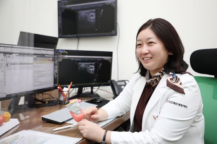 ◇진료 중인 인천힘찬종합병원 내과 김유미 과장.