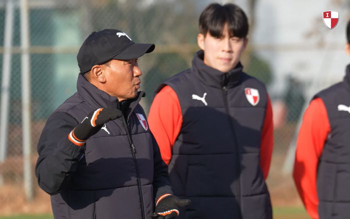 부산 클럽하우스에서 동계훈련을 지휘하는 조성환 감독. 사진제공=부산 아이파크