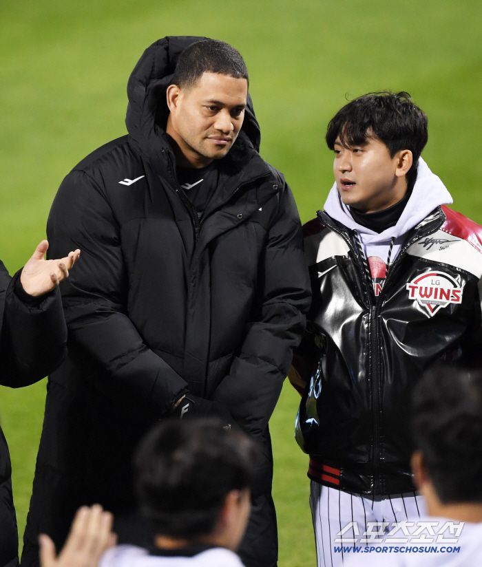 27일 잠실구장에서 열린 한국시리즈 2차전 LG 트윈스와 한화 이글스의 경기. LG 치리노스가 생각에 잠겨 있다. 잠실=박재만 기자 pjm@sportschosun.com/2025.10.27/