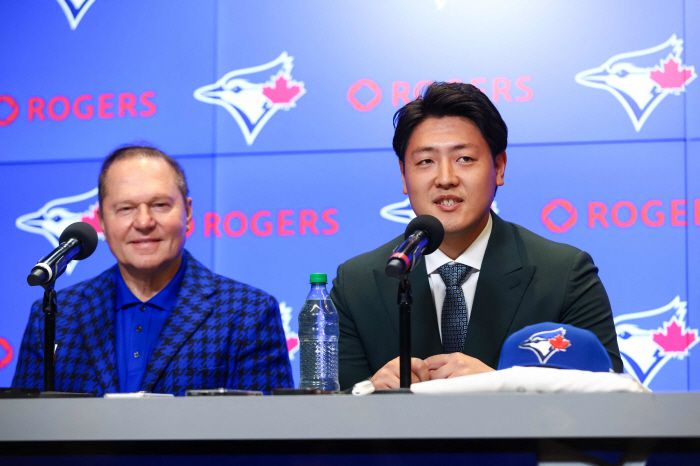TORONTO, CANADA - JANUARY 6: Kazuma Okamoto #7 of the Toronto Blue Jays is introduced during a press conference alongside his agent Scott Boras at Rogers Centre on January 6, 2026 in Toronto, Canada.   Cole Burston/Getty Images/AFP (Photo by Cole Burston / GETTY IMAGES NORTH AMERICA / Getty Images via AFP)        <저작권자(c) 연합뉴스, 무단 전재-재배포, AI 학습 및 활용 금지>