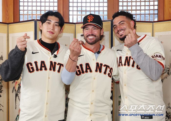 미국 메이저리그 샌프란시스코 자이언츠 이정후가 6일 서울 종로구 누하동에서 샌프란시스코 자이언츠 토니 비텔로 감독(가운데), 윌리 아다메스(오른쪽)와 한국문화체험에 앞서 기념 포즈를 취하고 있다. 누하동=송정헌 기자songs@sportschosun.com/2026.01.06/