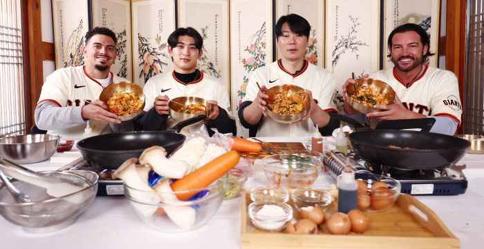 MLB 샌프란시스코, 이정후와 한국 전통 음식 만들기 체험      (서울=연합뉴스) 임화영 기자 = 6일 서울 종로구 누하동에서 메이저리그 샌프란시스코 자이언츠의 윌리 아다메스(왼쪽부터)와 이정후, 최현석 셰프, 토니 비텔로 감독이 한국 전통 음식 만들기 체험을 마친 뒤 기념 촬영하고 있다. 2026.1.6 [공동취재]      hwayoung7@yna.co.kr  (끝)      <저작권자(c) 연합뉴스, 무단 전재-재배포, AI 학습 및 활용 금지>