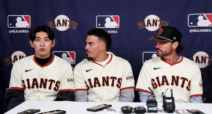 기자회견 하는 이정후      (서울=연합뉴스) 임화영 기자 = 미국 프로야구 메이저리그(MLB) 샌프란시스코 자이언츠 이정후가 6일 서울 종로구 누하동에서 기자회견을 하고 있다. 왼쪽부터 이정후, 윌리 아다메스, 토니 바이텔로 감독. 2026.1.6 [공동취재]      hwayoung7@yna.co.kr  (끝)      <저작권자(c) 연합뉴스, 무단 전재-재배포, AI 학습 및 활용 금지>