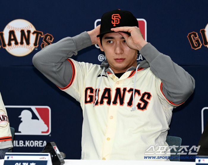 미국 메이저리그 샌프란시스코 자이언츠 이정후가 7일 이천 LG챔피언스파크에서 열린 미디어데이에서 기자회견을 가졌다. 이날 기자회견에는 래리 베어 CEO, 버스터 포지 사장, 토니 비텔로 감독, 윌리 아다메스가 함께했다. 기자회견장에 입장하는 이정후의 모습. 이천=허상욱 기자wook@sportschosun.com/2026.01.07/