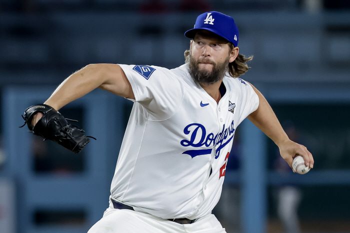 epa12487036 Los Angeles Dodgers pitcher Clayton Kershaw delivers to Toronto Blue Jays right fielder Nathan Lukes during the twelfth inning of the MLB World Series game three between the Toronto Blue Jays and the Los Angeles Dodgers in Los Angeles, California, USA, 27 October 2025.  EPA/ALLISON DINNER  <저작권자(c) 연합뉴스, 무단 전재-재배포, AI 학습 및 활용 금지>