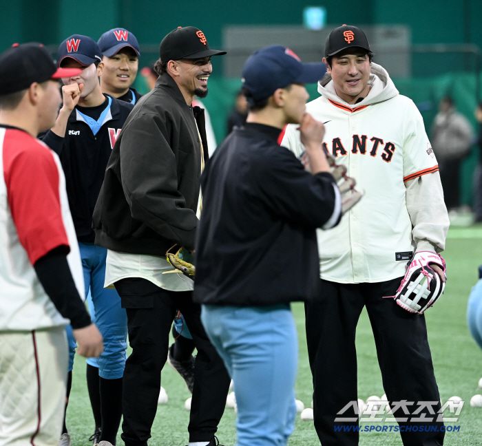 미국 메이저리그 샌프란시스코 자이언츠 이정후가 7일 이천 LG챔피언스파크에서 휘문고, 덕수고 선수들과 함께 클리닉 행사를 가졌다. 클리닉에 함께한 황재균과 윌리 아다메스의 모습. 이천=허상욱 기자wook@sportschosun.com/2026.01.07/