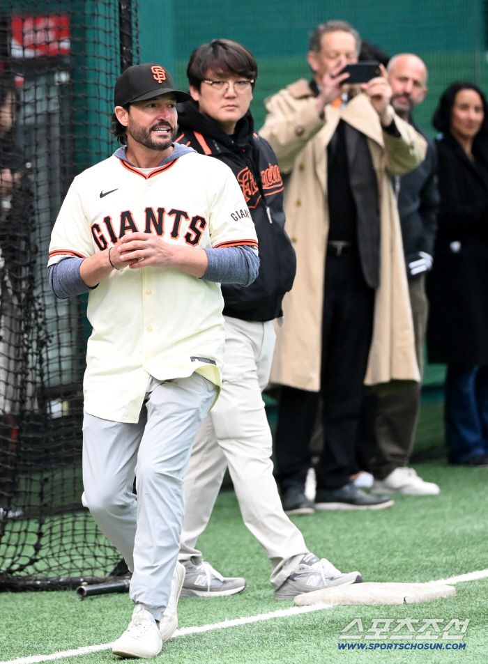 미국 메이저리그 샌프란시스코 자이언츠 이정후가 7일 이천 LG챔피언스파크에서 휘문고, 덕수고 선수들과 함께 클리닉 행사를 가졌다. 클리닉을 진행하는 토니 비텔로 감독의 모습. 이천=허상욱 기자wook@sportschosun.com/2026.01.07/