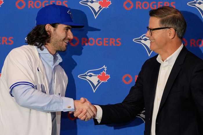Dylan Cease pitcher for the Toronto Blue Jays shakes hands with Ross Atkins general manager of the Toronto Blue Jays, after he was presented with a team hat and jersey during a news conference at the Major League Baseball's winter meetings, Tuesday, Dec. 9, 2025, in Orlando, Fla. (AP Photo/John Raoux)        <저작권자(c) 연합뉴스, 무단 전재-재배포, AI 학습 및 활용 금지>