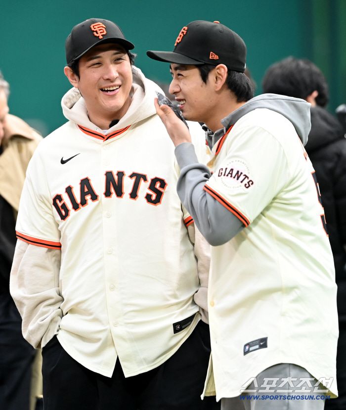 미국 메이저리그 샌프란시스코 자이언츠 이정후가 7일 이천 LG챔피언스파크에서 휘문고, 덕수고 선수들과 함께 클리닉 행사를 가졌다. 이정후와 황재균이 이야기를 나누고 있다. 이천=허상욱 기자wook@sportschosun.com/2026.01.07/