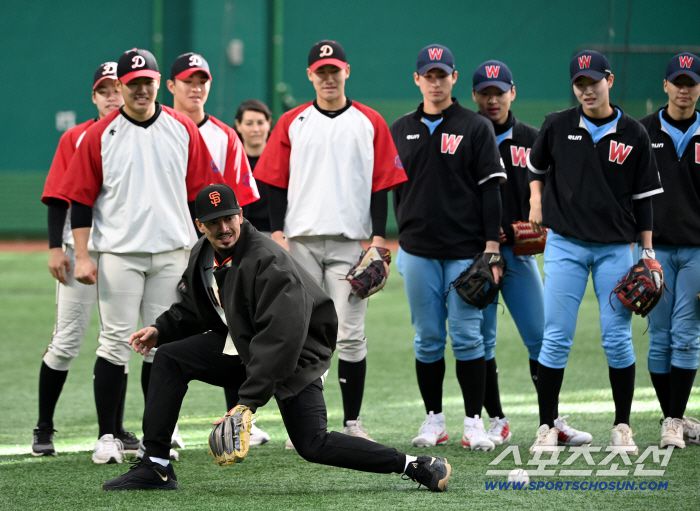 미국 메이저리그 샌프란시스코 자이언츠 이정후가 7일 이천 LG챔피언스파크에서 휘문고, 덕수고 선수들과 함께 클리닉 행사를 가졌다. 클리닉에 함께한 윌리 아다메스의 모습. 이천=허상욱 기자wook@sportschosun.com/2026.01.07/