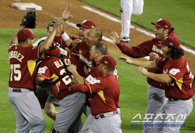 베네수엘라 푸에르토리코에 2대0승  월드베이스볼 클래식 푸에르토리코를 2대0으로 제압한뒤 동료팀에 에워싸여  기뻐하는 베네수엘라  마무리 투수  프란시스코 로드리게스(75번)(AP 연합뉴스)