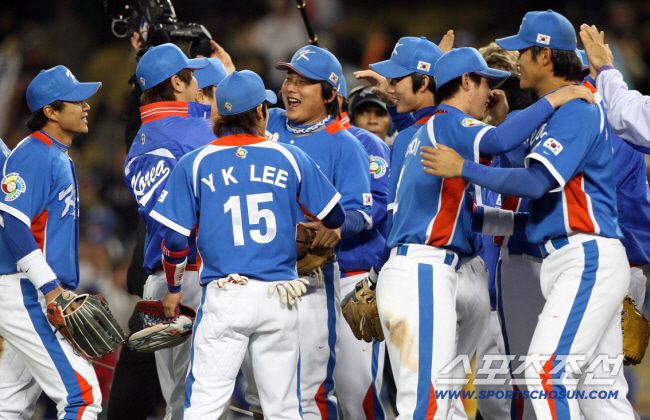 22일(한국시간) 미국 캘리포니아주 로스앤젤러스 다저스타디움에서 열린 제2회 월드베이스볼클래식 준결승 한국과 베네수엘라의 경기에서 한국이 10:2로 대승하며 결승진출을 확정짓고 코치진과 선수들이 기뻐하고 있다. 2009.3.22 연합뉴스