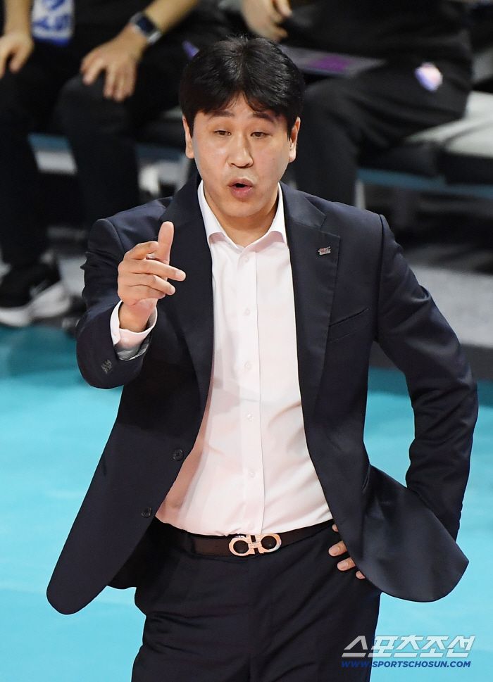 3일 인천 삼산월드체육관에서 열린 V리그 흥국생명-도로공사전. 도로공사 김종민 감독이 선수들을 독려하고 있다. 인천=정재근 기자 cjg@sportschosun.com/2025.12.3/