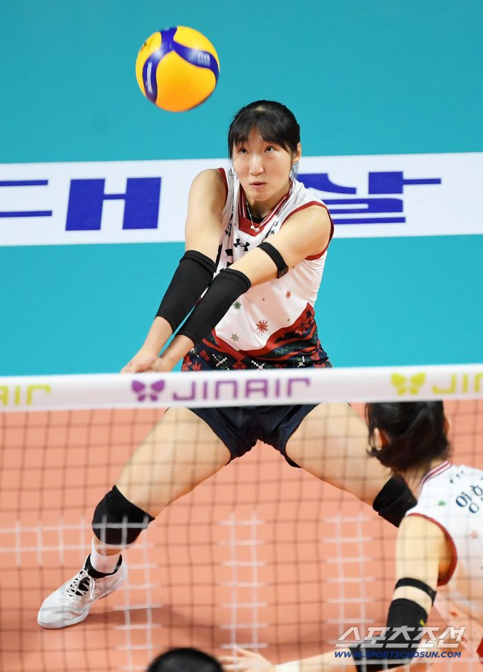 13일 장충체육관에서 열린 V리그 GS칼텍스와 현대건설의 경기. 현대건설 정지윤이 리시브를 시도하고 있다. 장충=박재만 기자 pjm@sportschosun.com/2025.12.13/