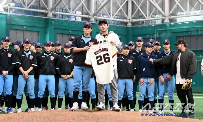 미국 메이저리그 샌프란시스코 자이언츠 이정후가 7일 이천 LG챔피언스파크에서 휘문고, 덕수고 선수들과 함께 클리닉 행사를 가졌다. 휘문고 후배들에게 유니폼을 전달하는 이정후의 모습. 이천=허상욱 기자wook@sportschosun.com/2026.01.07/