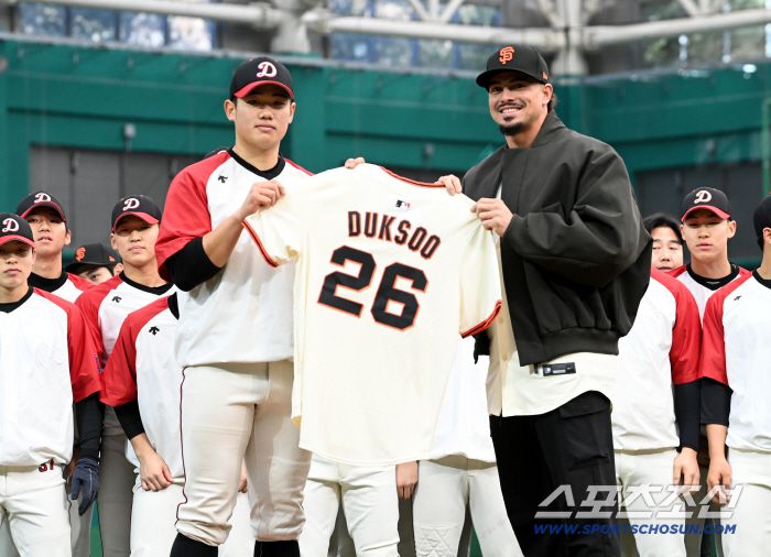 미국 메이저리그 샌프란시스코 자이언츠 이정후가 7일 이천 LG챔피언스파크에서 휘문고, 덕수고 선수들과 함께 클리닉 행사를 가졌다. 덕수고 선수들에게 유니폼을 전달하는 윌리 아다메스의 모습. 이천=허상욱 기자wook@sportschosun.com/2026.01.07/