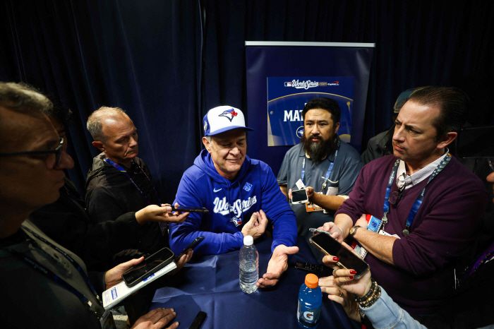 TORONTO, CANADA - OCTOBER 23: Bench Coach for the Toronto Blue Jays Don Mattingly speaks to media during World Series Workout Day ahead of Game 1 of the World Series at Rogers Centre on October 23, 2025 in Toronto, Ontario, Canada.   Cole Burston/Getty Images/AFP (Photo by Cole Burston / GETTY IMAGES NORTH AMERICA / Getty Images via AFP)        <저작권자(c) 연합뉴스, 무단 전재-재배포, AI 학습 및 활용 금지>
