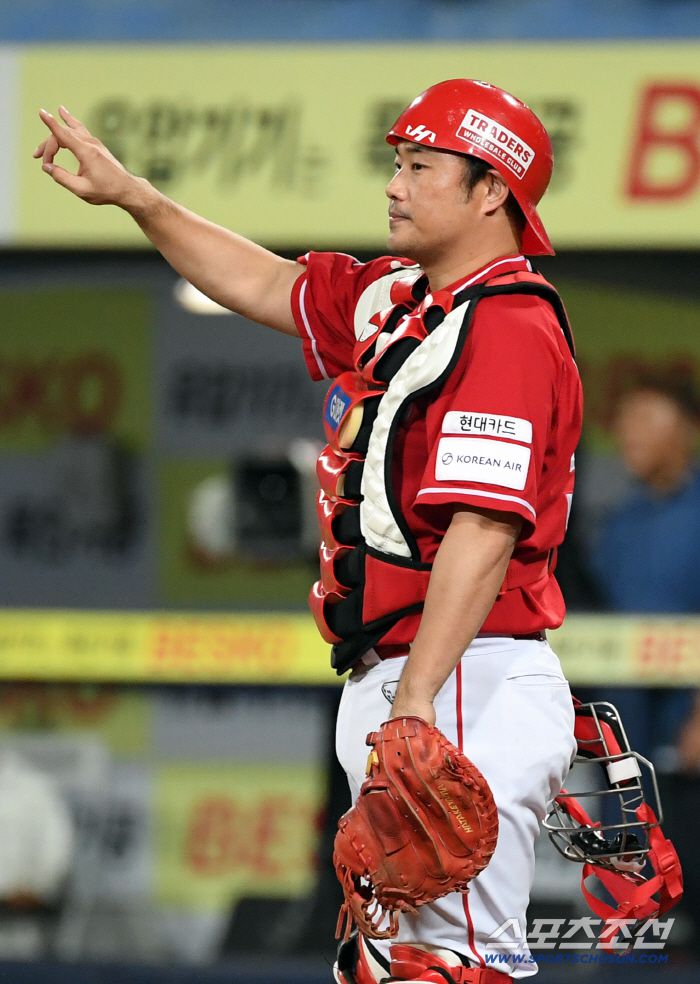 14일 대구 라이온즈파크에서 열린 삼성과 SSG의 준PO 4차전. SSG 포수 이지영이 삼성 김지찬과 승부에 앞서 기습 번트를 대비하고 있다. 대구=박재만 기자 pjm@sportschosun.com/2025.10.14/