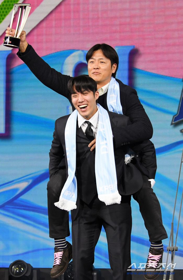 2025 리얼글러브 어워드가 1일 서울 광진구 그랜드 워커힐에서 열렸다. 베스트 배터리상을 수상한 원태인과 강민호. 박재만 기자 pjm@sportschosun.com/2025.12.01/