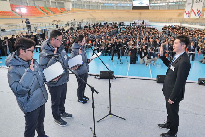 2026 국가대표 훈련개시식 선서7일 충북 진천선수촌에서 열린 2026 국가대표 훈련개시식에서 김성진 감독(근대5종), 김우진(양궁), 최민정(빙상)이 선서를 하고 있다. <저작권자(c) 연합뉴스, 무단 전재-재배포, AI 학습 및 활용 금지>