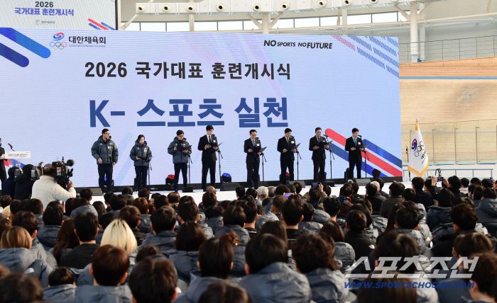 7일 진천선수촌에서 2026 국가대표 훈련개시식이 열렸다. K-스포츠 실천을 낭독하고 있는 지도자, 종목 대표들. (왼쪽부터)양궁 김우진 선수, 쇼트트랙 최민정 선수, 근대5종 김성진 감독, 축구 이지형 상임심판, 대한스키스노보드협회 최홍훈 회장, 전라남도체육회 송진호 회장, 평택시체육회 박종근 회장진천=송정헌 기자songs@sportschosun.com/2026.01.07/