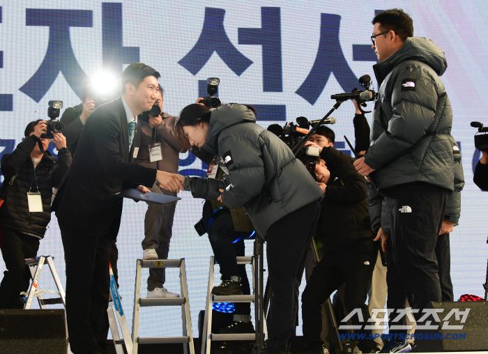 7일 진천선수촌에서 2026 국가대표 훈련개시식이 열렸다. 대표자 선서를 마치고 인사를 나누는 유승민 대한체육회 회장과 선수 대표 최민정, 김우진. 진천=송정헌 기자songs@sportschosun.com/2026.01.07/