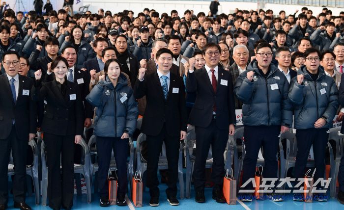 7일 진천선수촌에서 2026 국가대표 훈련개시식이 열렸다. 유승민 대한체육회 회장과 선수단이 기념 포즈를 취하고 있다. 진천=송정헌 기자songs@sportschosun.com/2026.01.07/