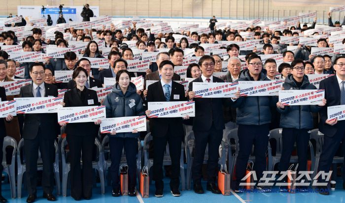 7일 진천선수촌에서 2026 국가대표 훈련개시식이 열렸다. 유승민 대한체육회 회장과 선수단이 기념 포즈를 취하고 있다. 진천=송정헌 기자songs@sportschosun.com/2026.01.07/