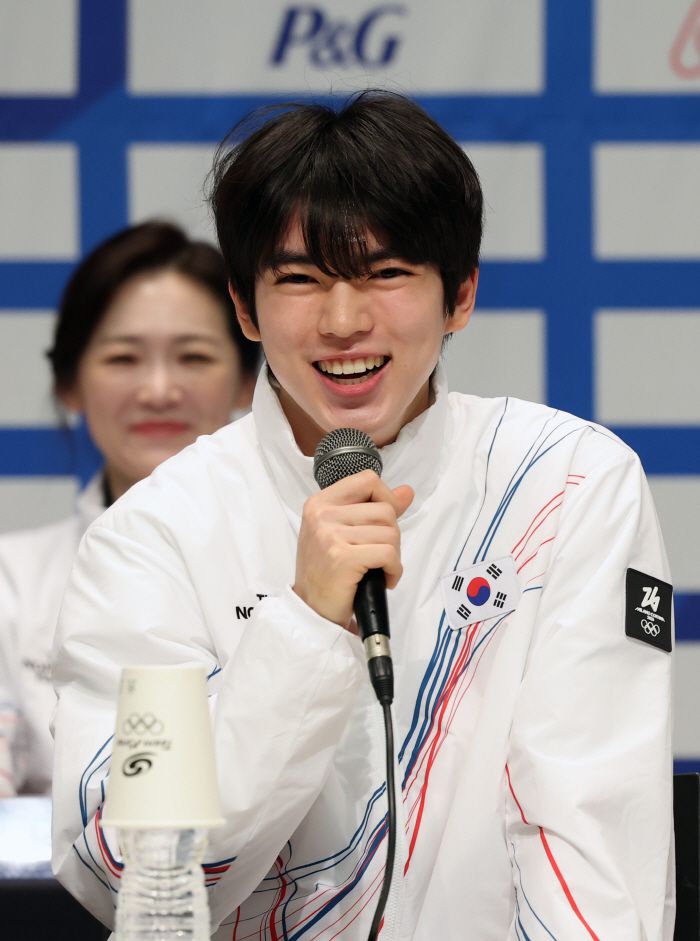 질문 답하는 차준환<저작권자(c) 연합뉴스, 무단 전재-재배포, AI 학습 및 활용 금지>